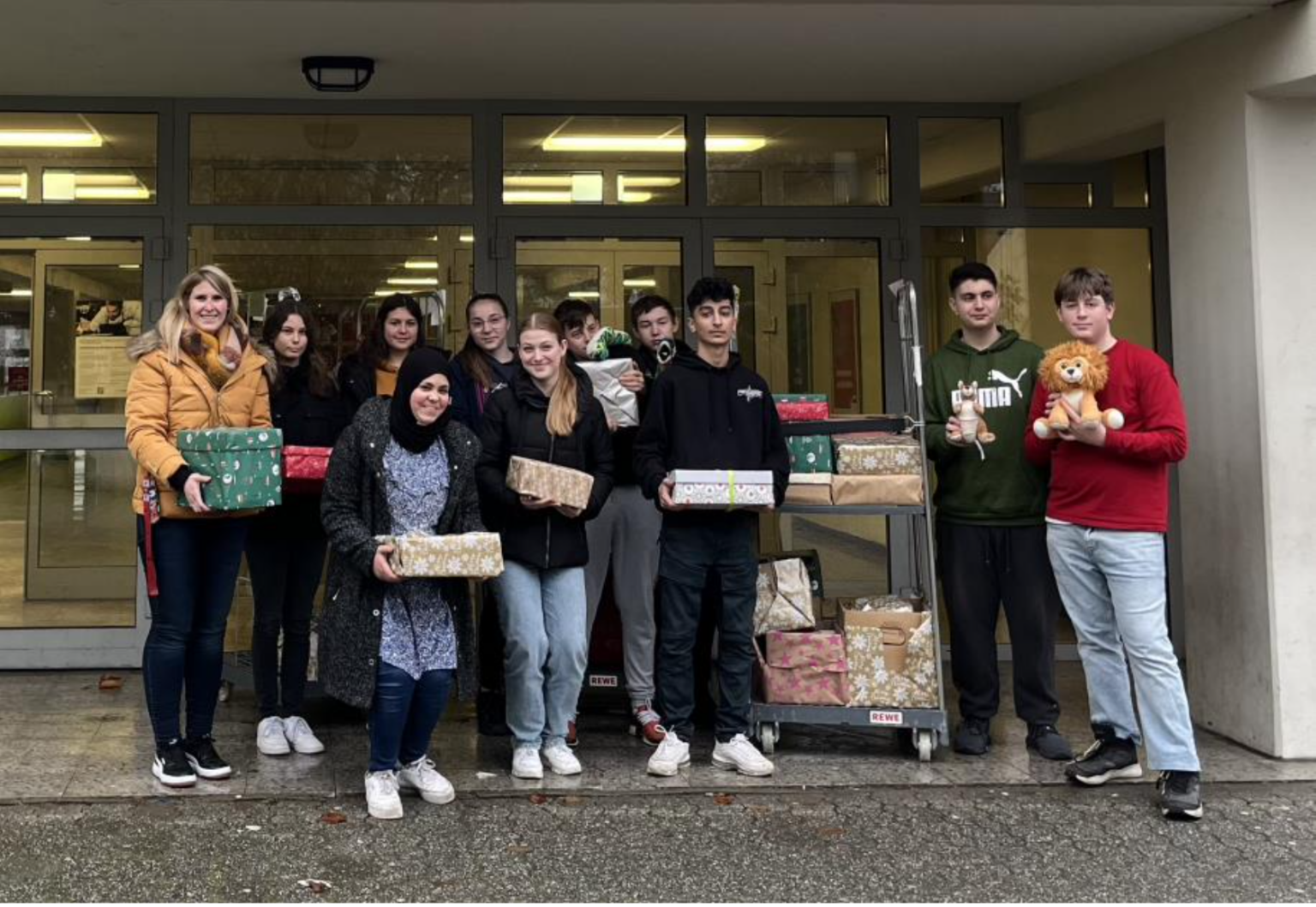 Schülerinnen der NelsonMandelaGesamtschule spenden für die